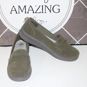EC LADIES CLARKS CLOUDSTEPPERS LOAFER STYLE - 10 - OLIVE GREEN